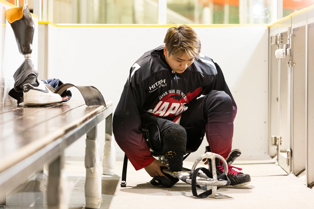 パラアイスホッケー用のそりに乗る森崎選手の写真